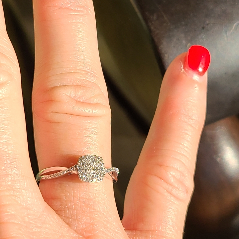 GENUINE 1/6 Ct Diamond Ring - Picture 2 of 8